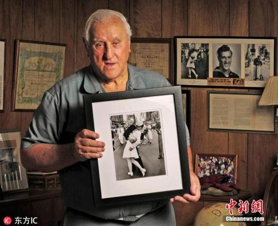 2019年2月，二战经典照片“胜利之吻”中的美国水兵门多萨（George Mendonsa）辞世。