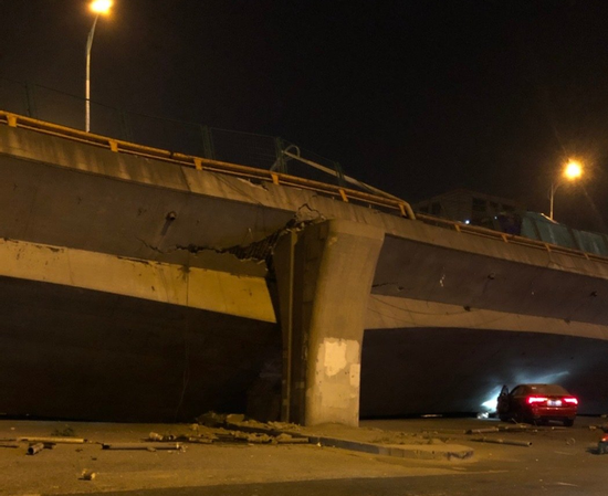 行车记录仪拍下桥梁坍塌时时的画面。目击者供图