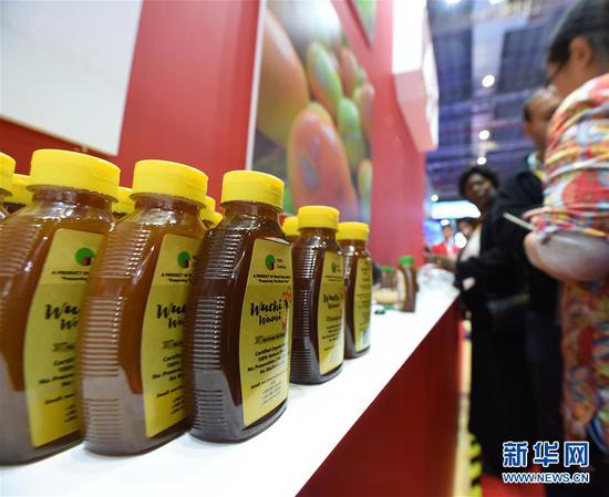 11月6日，在上海举行的第二届中国国际进口博览会上，人们了解赞比亚蜂蜜。 新华社记者 尹炣 摄