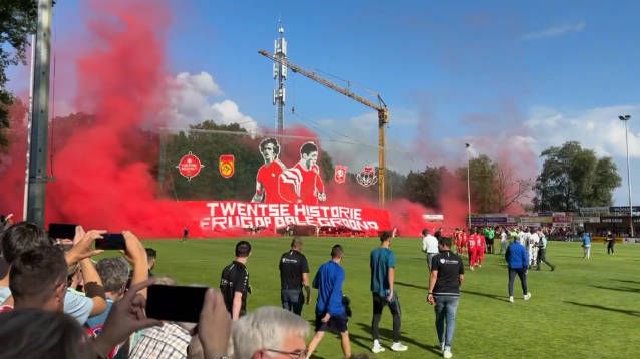 荷兰球赛前横幅掉落砸伤人