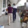 57岁母亲牵脑瘫儿子走向高考考场，成绩稳居班级前五