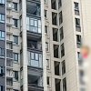 湖北一家三口被大风卷走坠楼身亡，遇难者亲属：窗户全部脱落