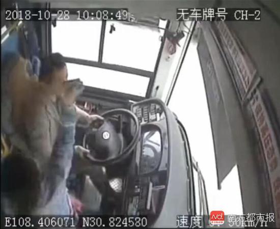 女乘客用手机击打公交车司机。