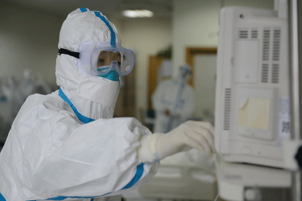 武汉市中心医院一线医务工作者 &nbsp;&nbsp;马遥遥 &nbsp;李蓓供图