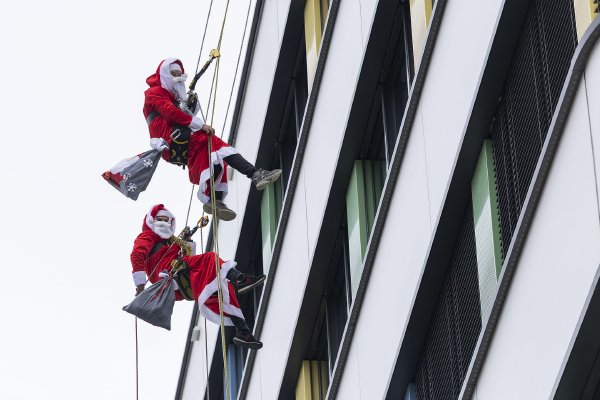 瑞士洛桑：圣诞老人变身蜘蛛侠 为住院儿童送惊喜