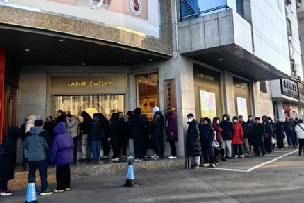 首饰金，一夜大跌上百元！金价暴跌冲上热搜，投资者：亏麻了，损失八万......网友：商场门口的队伍已经排出去“二里地”了