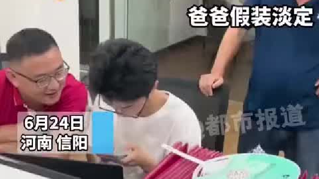 小伙查分害羞避开家人 看到659分兴奋锤墙!爸妈抢着拥抱儿子