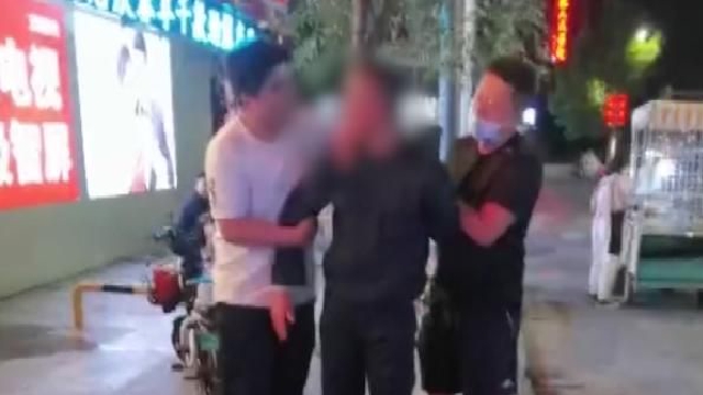 民警街头“偶遇”嫌疑人 机智跟踪叫来同事擒贼