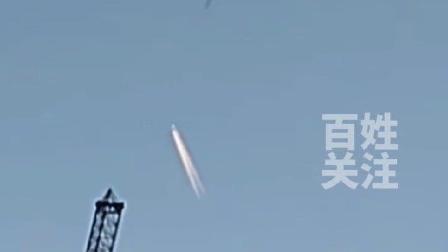 贵阳上空疑现不明飞行物? 天象博主:是非常普通的航迹云
