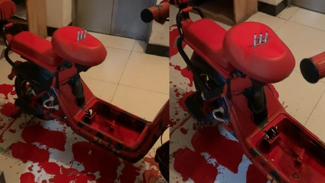 电动车占道堵楼被泼漆,车座还被插3根烟,倔强车主擦干净继续堵