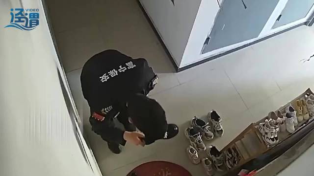 男保安楼道内闻业主女鞋,知情人士:投诉后被物业开除