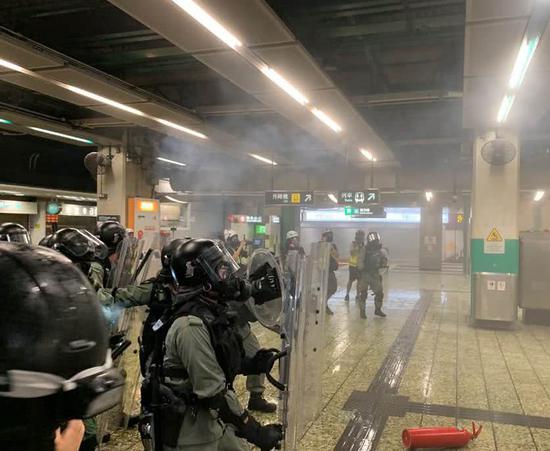 香港地铁站内暴乱现场（图/港媒）
