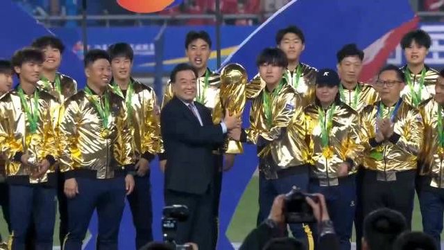 江苏省委书记、省长，分别为“苏超”冠亚军颁奖