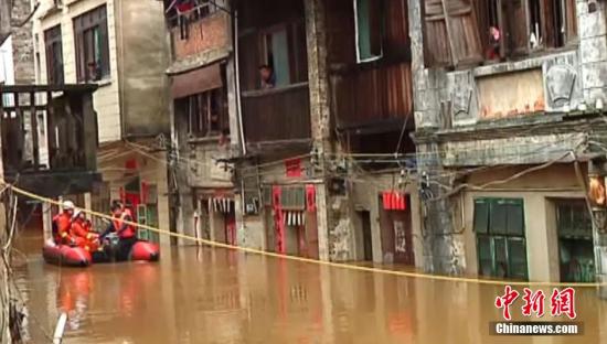 广西初冬遭反常暴雨袭击，贺江水位不断上涨。11月13日，贺州市八步区西约街一景桥附近34栋房屋被淹，多人被困。事发现场，部分房屋一楼完全被水淹没。当天上午，交警对附近路段实施交通管制，禁止车辆通过。截至当天下午1时许，消防官兵成功将被困22人安全转移。梁铭秀 摄