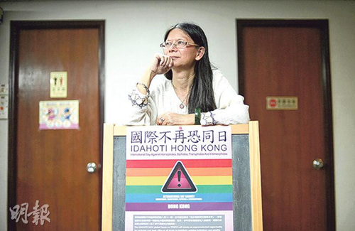 双性人”陆月明捱过连上厕所都惧怕受欺凌的岁月，也见证“同路人”相继自杀，但她凭着“活着便要活得好”的信念走到今天。