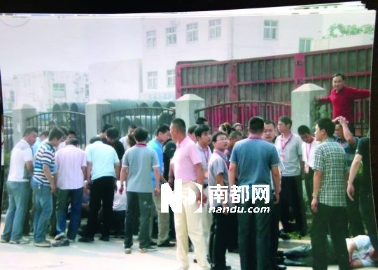 刘大孬驾车冲向拆迁队后，几个人倒地。村民供图