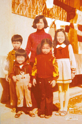 图为王如玄（右）一家。（图自台湾“中时电子报”）