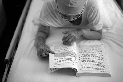 周岩在接受治疗