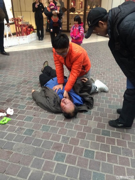 路人在进行急救