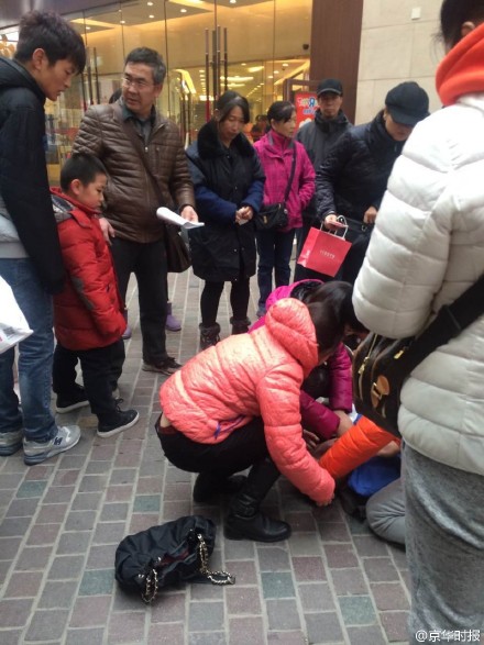 路人在进行急救