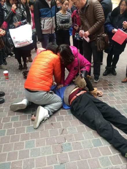 路人在进行急救