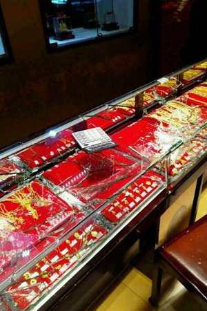 珠宝店的柜台玻璃已经碎裂，柜台内金首饰凌乱。图片来源网络