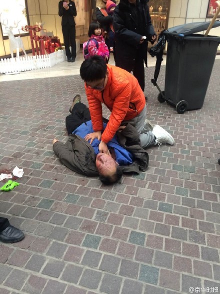 路人在进行急救