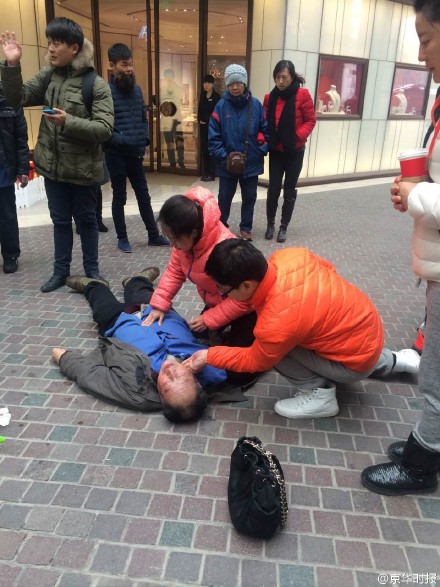 路人在进行急救