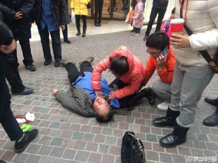 路人在进行急救