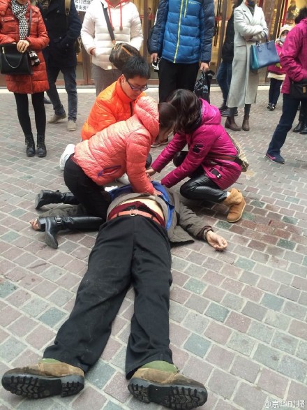 路人在进行急救