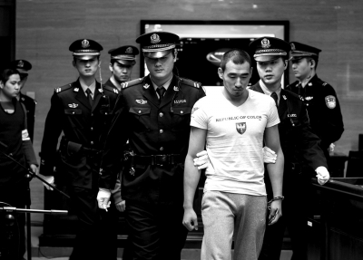 3人用冰糖冒充冰毒上网贩卖被抓时袭警拒捕