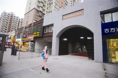 不少华府骏苑的业主一直为房产证的事情伤脑筋。