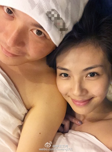 刘涛和老公裸身裹着被子躺在床上自拍