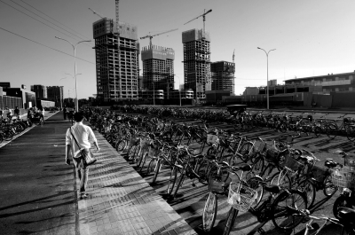 通州北关地铁站外，上万辆上班族的自行车和电动车绵延数百米，场面蔚为壮观。据介绍，未来通州将建成一个以步行和自行车出行为主要方式的宜居城区。（资料图片）　