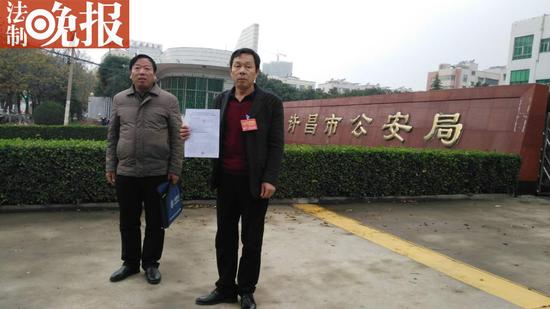 在公安局门前的死者家属
