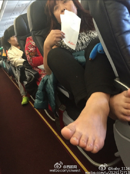 大妈脱鞋脚搭前排扶手