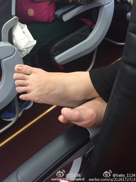 大妈脱鞋脚搭前排扶手