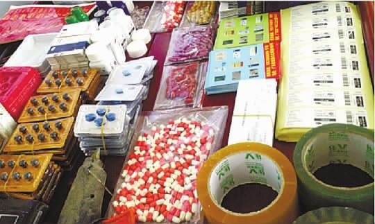 办案人员查获的假“伟哥”。(资料图片)