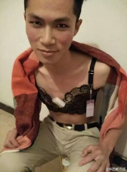 大学生扮女装赚学费