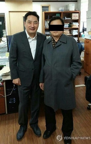 康容硕（左）和李某（韩联社）