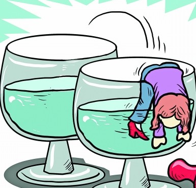 女孩醉酒错上邻居床脱衣就睡 邻居床边守一夜