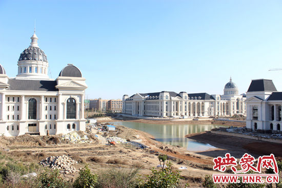 河南一高校多处教学楼酷似"白宫"