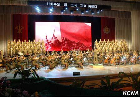 朝鲜功勋国家合唱团和牡丹峰乐团。(图片来源：朝中社)