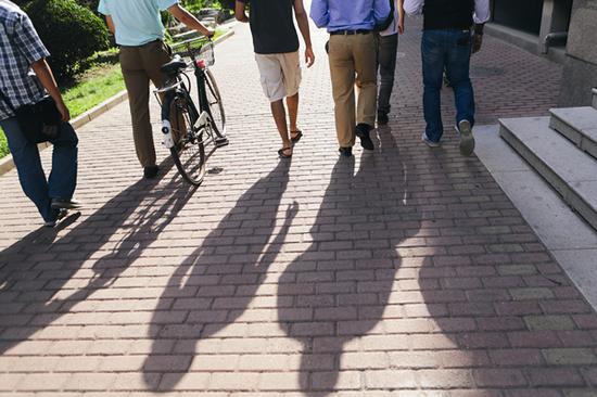 （资料图片）对外经贸大学的师生。12月1日，中央纪委监察部网站对3所部属高校4起违反中央八项规定精神问题等典型案件进行通报。其中中央音乐学院党委常委、院长王次炤存在为其女违规操办婚宴的问题，被给予了党内严重警告处分，并免去其中央音乐学院党委常委、委员、院长职务。