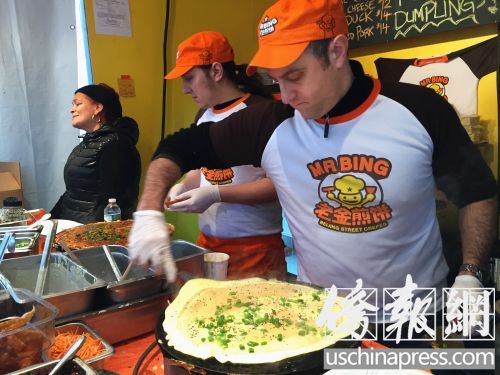 老金做起煎饼手脚麻利。(侨报记者苏夏竹摄)