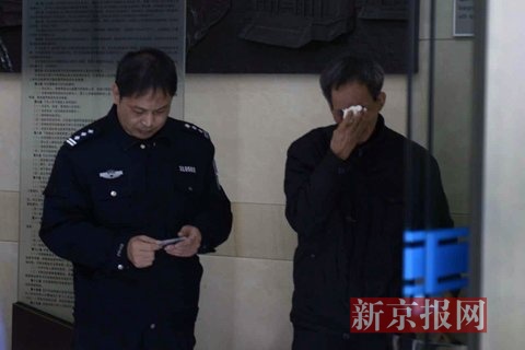 林森浩父亲在上海二中院等待。新京报记者 王嘉宁 摄