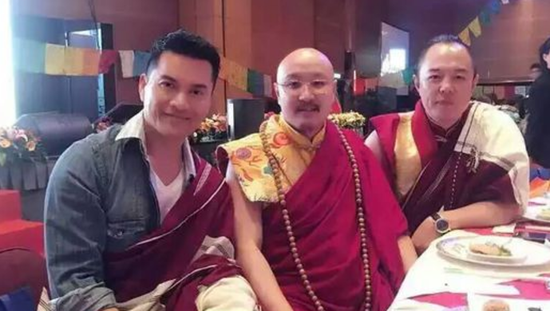 资料图:吴达镕(中)与明星的合影