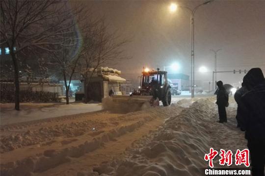 11日首府环卫部门出动大量机械和人员清雪除冰，疏通道路。