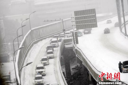 乌鲁木齐出现大暴雪天气，积雪深厚，影响市区交通和市民出行。　王小军　摄