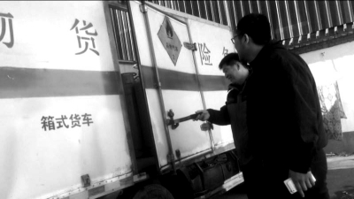 一辆隐藏在工厂内的货车上装载着大量液化气罐。京华时报记者周民摄